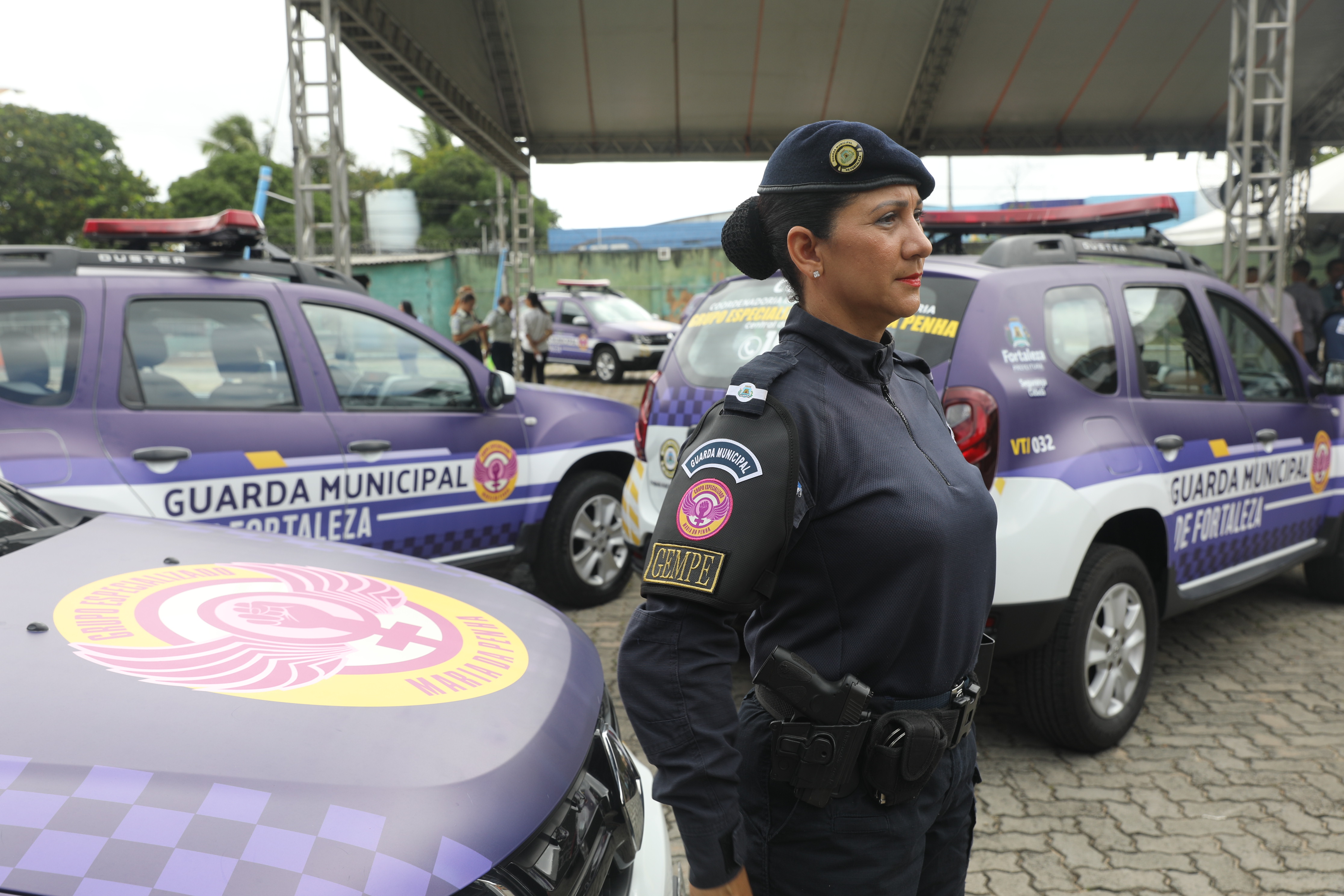 guarda municipal na frente de uma viatura